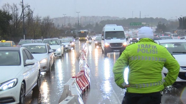 Köprü motosikletlilere kapatıldı, onlarca motosikletli yağmur altında bekledi -8