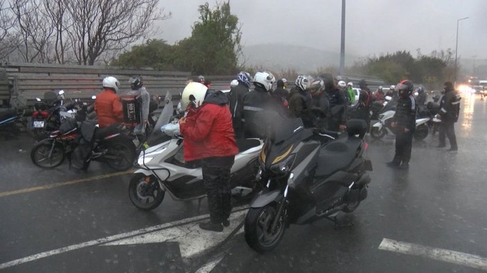 Köprü motosikletlilere kapatıldı, onlarca motosikletli yağmur altında bekledi -1