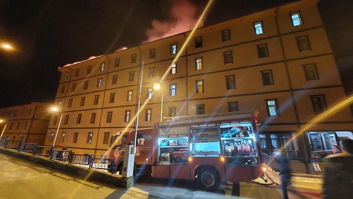 Rize’de yurt binası çatısında yangın, öğrenciler tahliye edildi -4