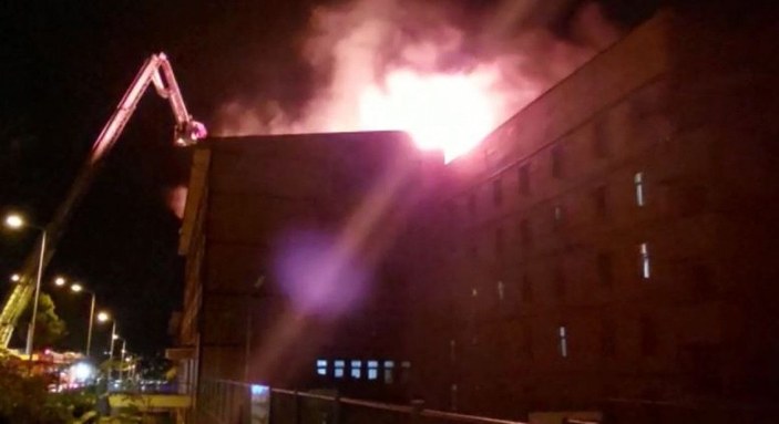 Rize’de yurt binası çatısında yangın, öğrenciler tahliye edildi -3