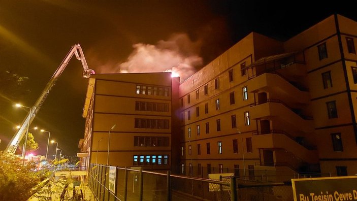 Rize’de yurt binası çatısında yangın, öğrenciler tahliye edildi -8