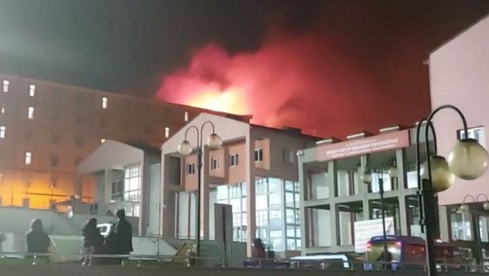 Rize’de yurt binası çatısında yangın, öğrenciler tahliye edildi -1