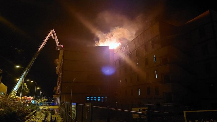 Rize’de yurt binası çatısında yangın, öğrenciler tahliye edildi -7