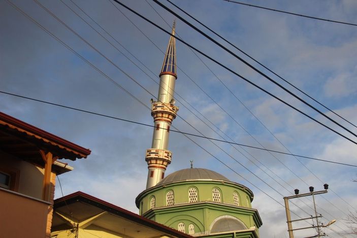 Caminin minaresi fırtınaya dayanamadı -1