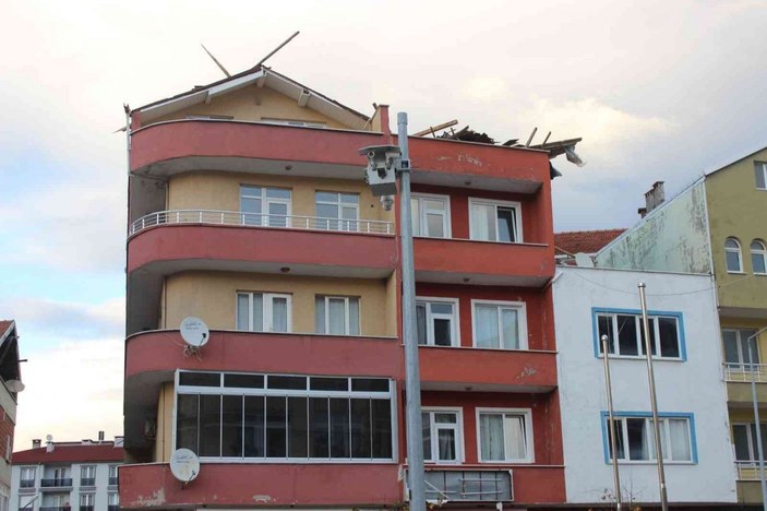 Sinop’ta fırtınada kopan çatı, öğrencilerin kaldığı binaya çarptı