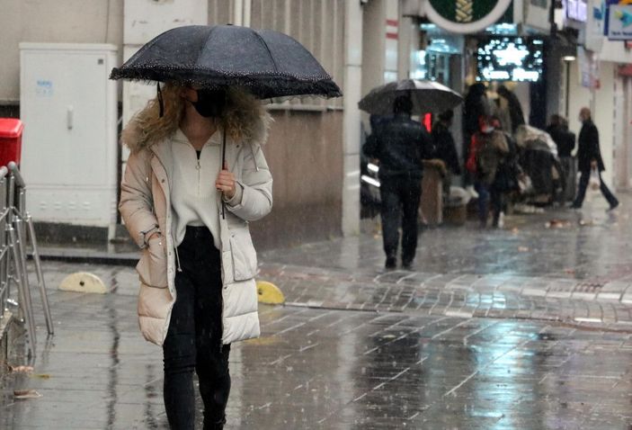 Zonguldak'ta şiddetli rüzgar; sürüklenen konteyneri böyle tuttular -8