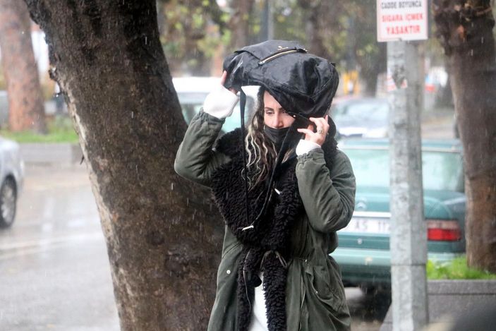 d Zonguldak'ta şiddetli rüzgar; sürüklenen konteyneri böyle tuttular -10