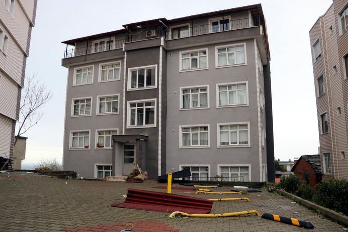 Zonguldak'ta şiddetli rüzgar; sürüklenen konteyneri böyle tuttular -2