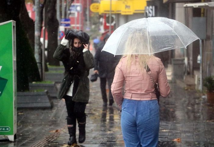Zonguldak'ta şiddetli rüzgar; sürüklenen konteyneri böyle tuttular -9