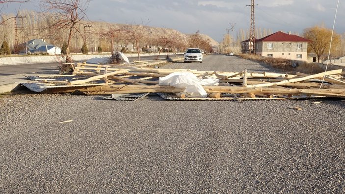 Erciş’te şiddetli rüzgar okulun çatısını uçurdu -3