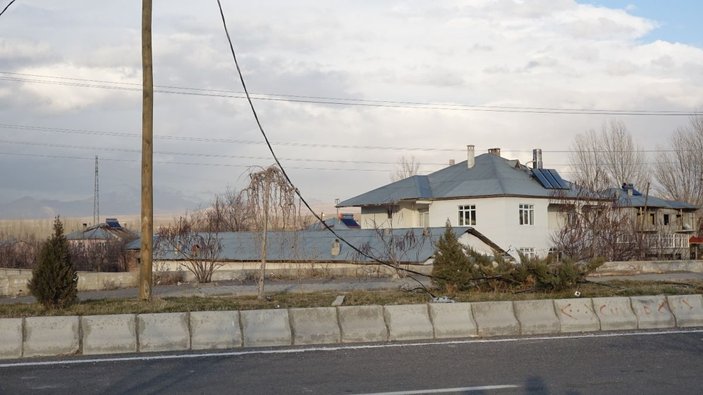 Erciş’te şiddetli rüzgar okulun çatısını uçurdu -8