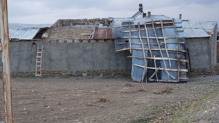Erciş’te şiddetli rüzgar okulun çatısını uçurdu -7