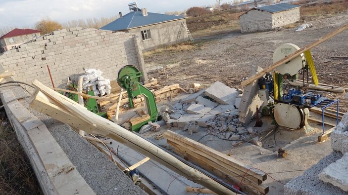 Erciş’te şiddetli rüzgar okulun çatısını uçurdu -4