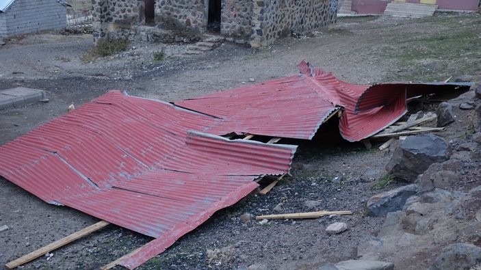 Erciş’te şiddetli rüzgar okulun çatısını uçurdu -9