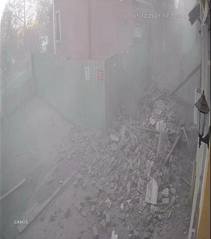 Fatih'te metruk binanın çökme anı kamerada -4