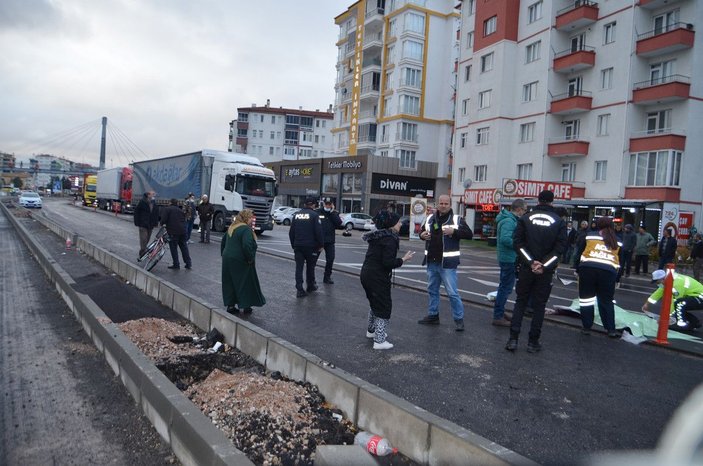 Kaza yerinden geçerken ölen kişinin annesi olduğunu öğrendi -6