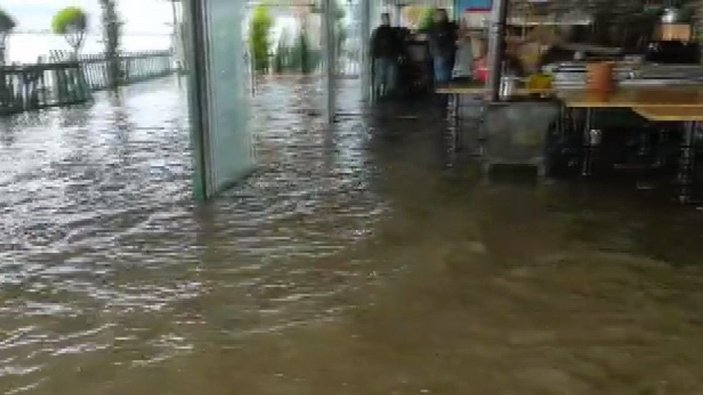 Tsunami gibi...Büyükada'yı lodosla dev dalgalar böyle vurdu -6