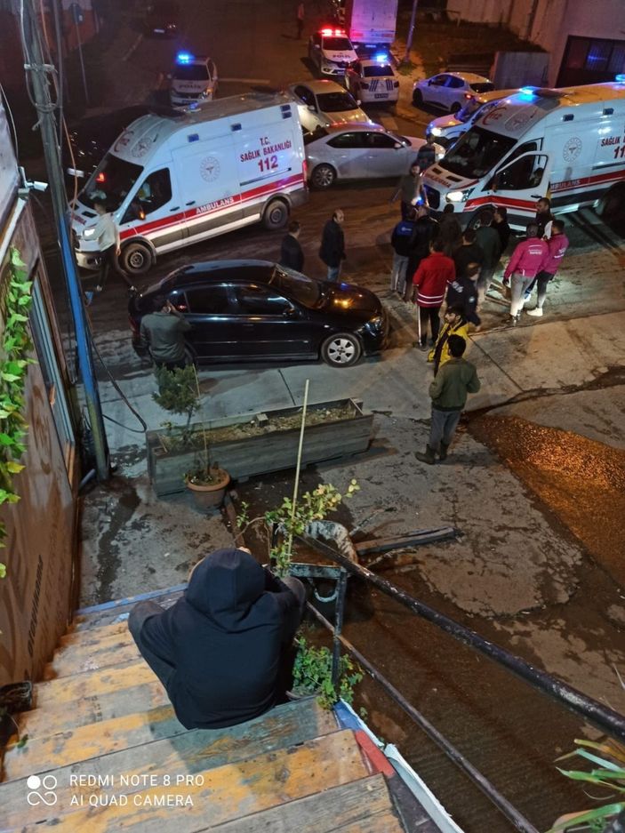 Esenyut'ta yine aynı cadde yine kaza; otomobilin yayaya çarptığı anlar kamerada -4