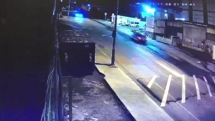 Esenyut'ta yine aynı cadde yine kaza; otomobilin yayaya çarptığı anlar kamerada -2