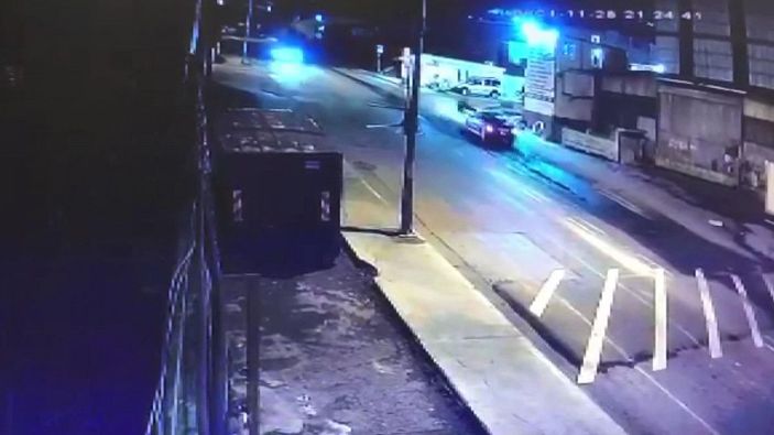 Esenyut'ta yine aynı cadde yine kaza; otomobilin yayaya çarptığı anlar kamerada -3