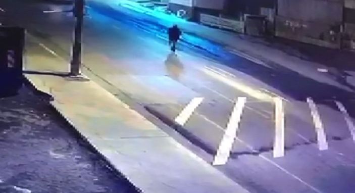 Esenyut'ta yine aynı cadde yine kaza; otomobilin yayaya çarptığı anlar kamerada -1