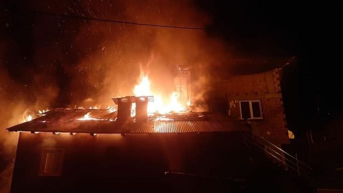 i Sobadan çıkan kıvılcımlar iki evi küle çevirdi -2