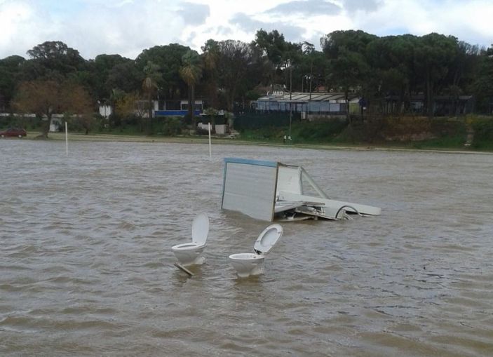 Tuvaletlerin klozetleri denizden çıktı -1