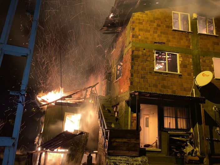 i Sobadan çıkan kıvılcımlar iki evi küle çevirdi -1