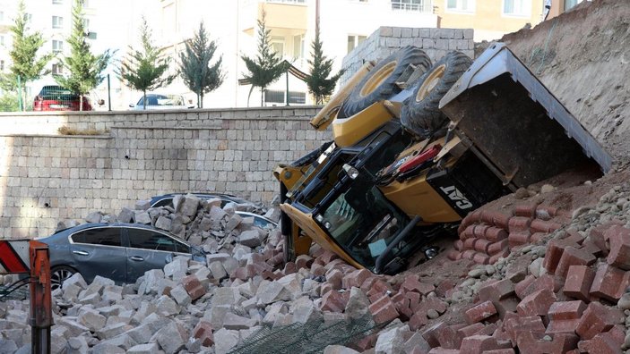 Kayseri'de istinat duvarı çöktü: 4 otomobil altında kaldı