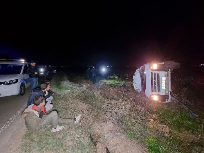 Adana'da kaçak göçmenleri taşıyan minibüs, polisten kaçarken devrildi