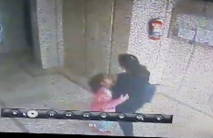 Komşusu, 6 yaşındaki kızının önünde dövdü; o anlar kamerada -6
