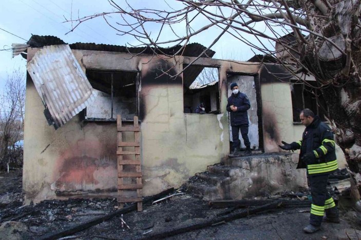 Tek katlı ev alev alev yandı 1 kişi öldü -8