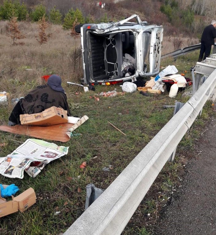 Bolu'da bariyerlere çarpan hafif ticari araç devrildi: 1 ölü, 1 yaralı -3