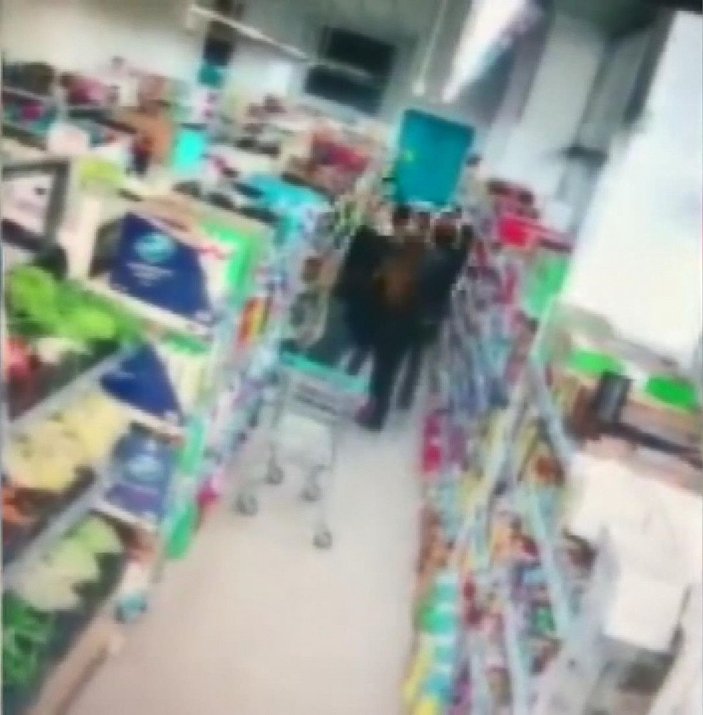 Maske uyarısı yapan market çalışanlarını silahla tehdit eden kişiye 30 gün ev hapsi  -1