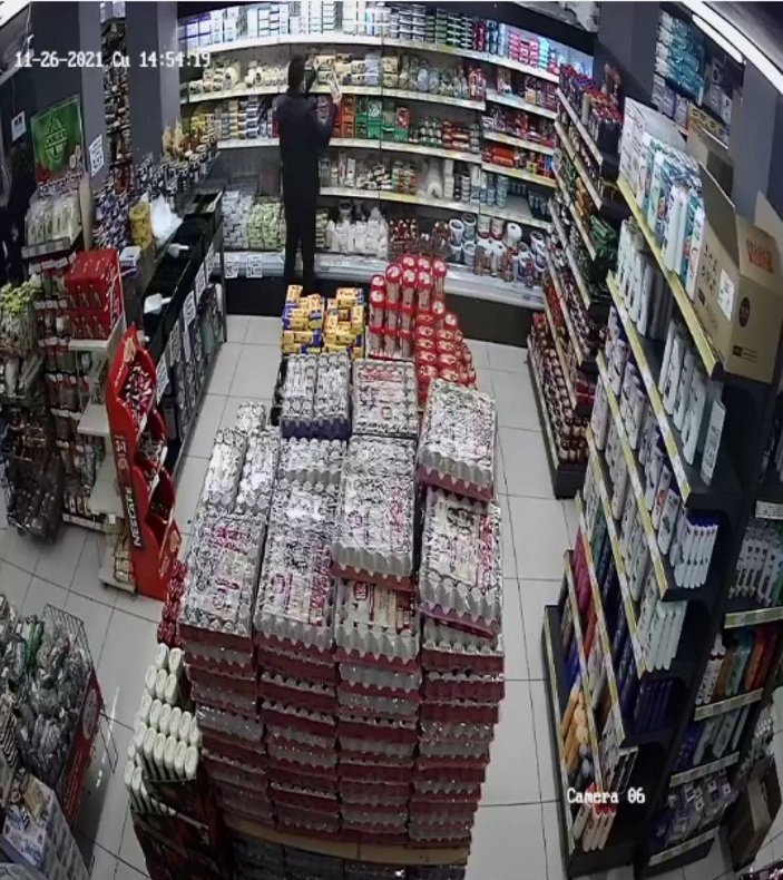Sultangazi'de 3 farklı iş yerinde yaşanan hırsızlık kamerada  -1