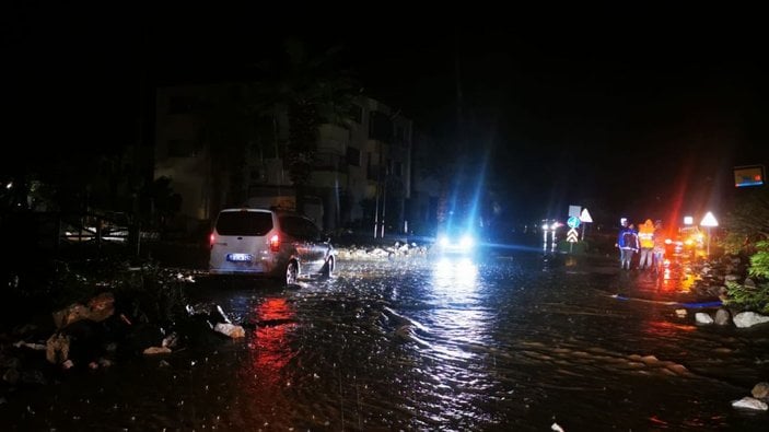 Marmaris’te sağanak yağış sonrası cadde ve sokaklar sele döndü -6