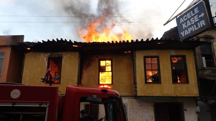 250 yıllık bina alev alev alev yandı; bir kadın pencereden atladı -2