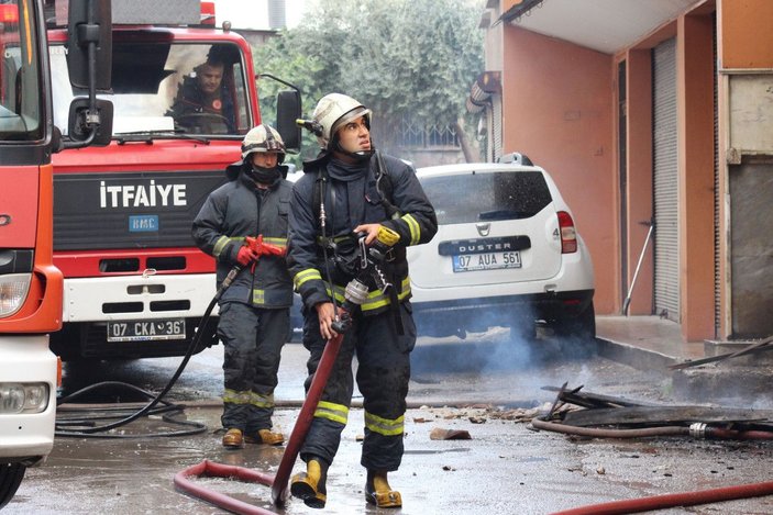 250 yıllık bina alev alev alev yandı; bir kadın pencereden atladı -7