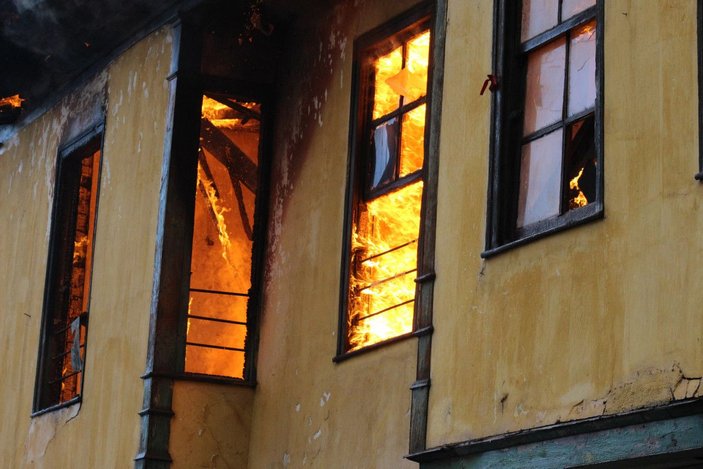 250 yıllık bina alev alev alev yandı; bir kadın pencereden atladı -6
