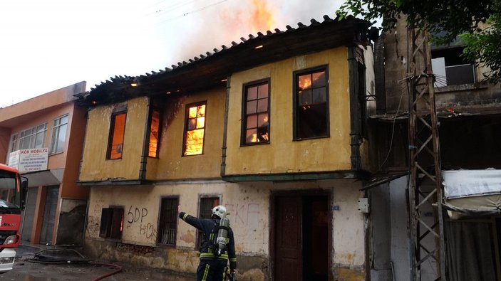 250 yıllık bina alev alev alev yandı; bir kadın pencereden atladı -1