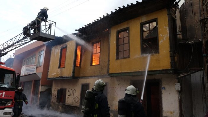 250 yıllık bina alev alev alev yandı; bir kadın pencereden atladı -4