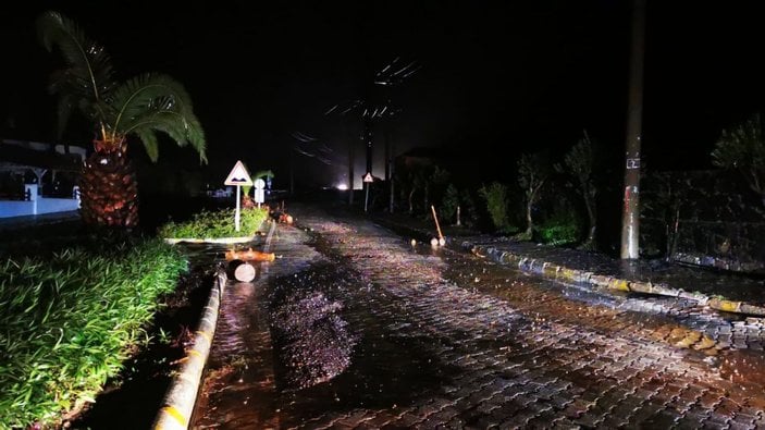 Marmaris’te sağanak yağış sonrası cadde ve sokaklar sele döndü -2