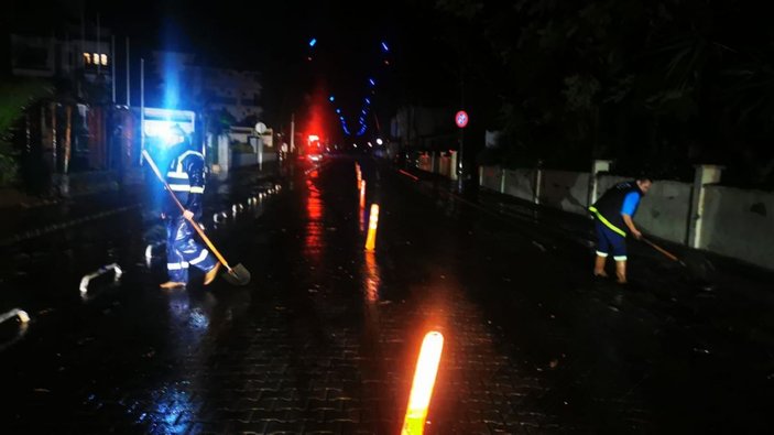Marmaris’te sağanak yağış sonrası cadde ve sokaklar sele döndü -1