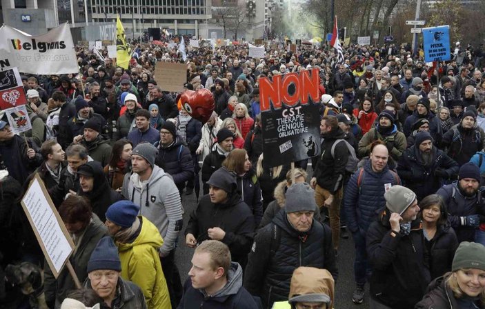 Belçika’da yüzlerce kişi Covid-19 kısıtlamalarını protesto etti -9