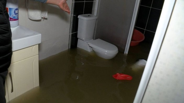 Maltepe'de tıkanan kanalizasyon nedeniyle iki evi su bastı