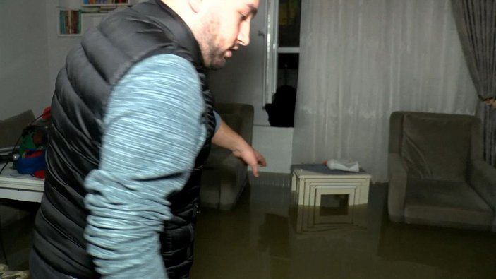 Maltepe'de tıkanan kanalizasyon nedeniyle iki evi su bastı
