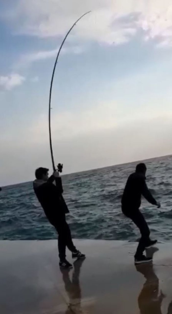 Antalya’da genç kızın Tral balığı sevinci: “ İnanmıyorum, kocaman balık tuttuk” -8