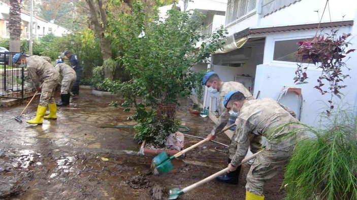 Jandarma mağdur vatandaşların evlerini temizledi -2
