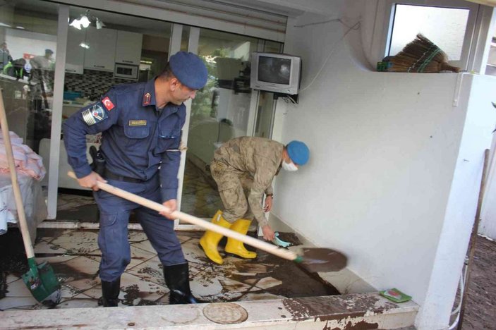 Jandarma mağdur vatandaşların evlerini temizledi -13