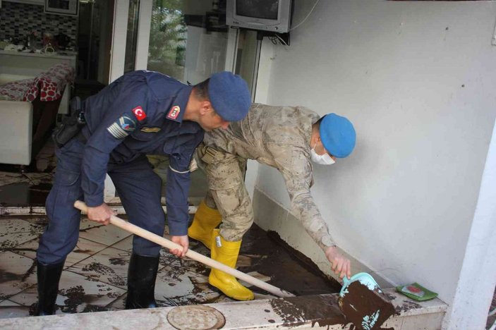 Jandarma mağdur vatandaşların evlerini temizledi -14